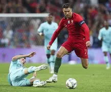 激烈比拼！两支欧洲足球队在赛场上对抗的简单介绍